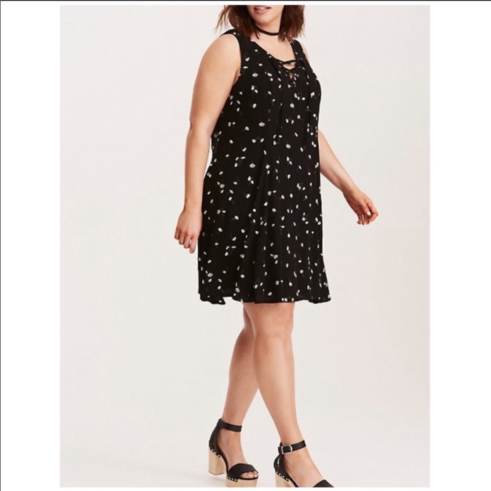 Torrid black daisy crepe sleeveless dress